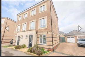 Kings Reach Slough nr Legoland and Ascot Stylish Homely House Sleeps Eight